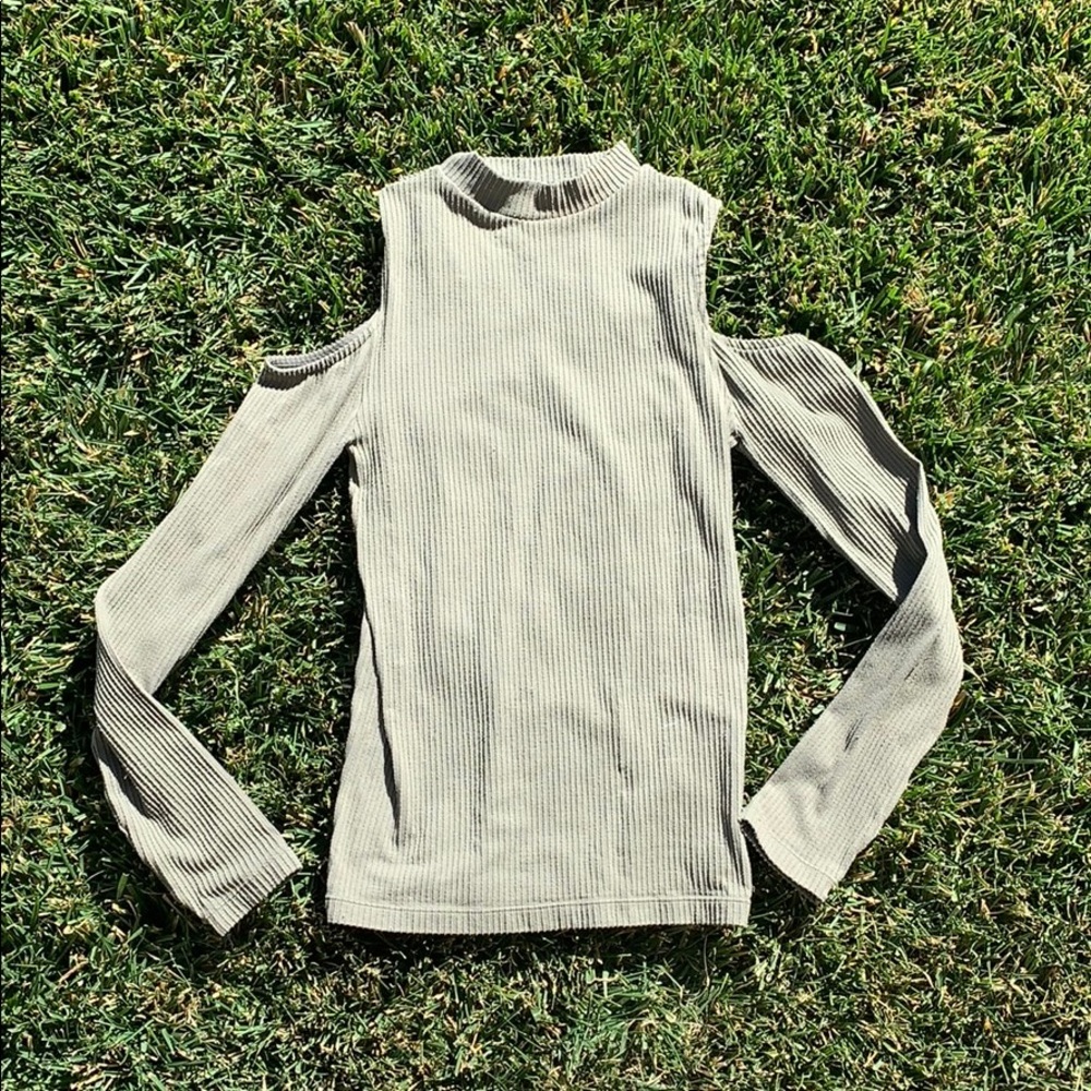 green fitted long sleeve with cut out shoulders 💚